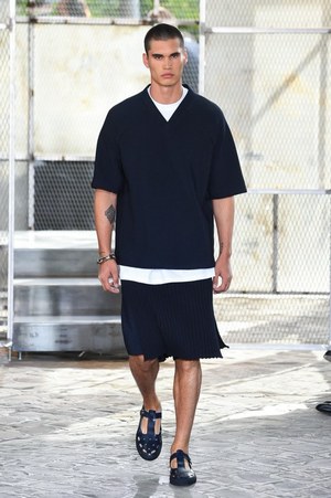 ジバンシィ バイ リカルド ティッシ 2016年春夏メンズコレクション - 縦縞なストリート・モード｜写真3