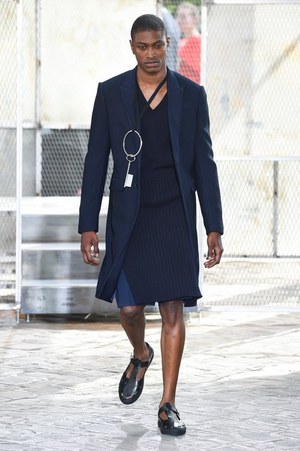 ジバンシィ バイ リカルド ティッシ 2016年春夏メンズコレクション - 縦縞なストリート・モード｜写真5