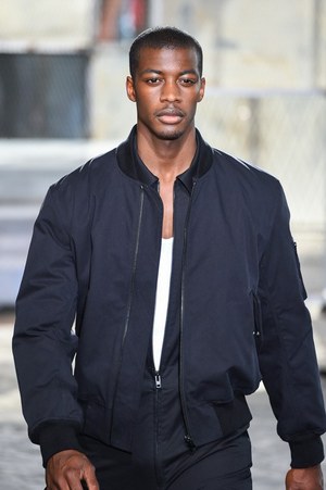 ジバンシィ バイ リカルド ティッシ 2016年春夏メンズコレクション - 縦縞なストリート・モード｜写真7