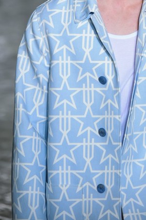 ジバンシィ バイ リカルド ティッシ 2016年春夏メンズコレクション - 縦縞なストリート・モード｜写真101