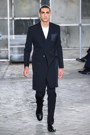 ジバンシィ バイ リカルド ティッシ 2016年春夏メンズコレクション - 縦縞なストリート・モード｜写真103