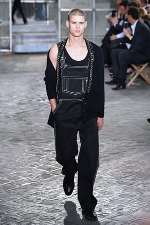 ジバンシィ バイ リカルド ティッシ 2016年春夏メンズコレクション - 縦縞なストリート・モード｜写真107