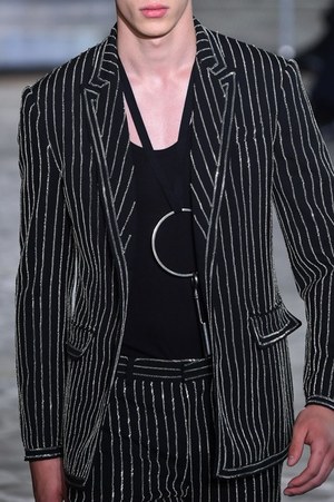 ジバンシィ バイ リカルド ティッシ 2016年春夏メンズコレクション - 縦縞なストリート・モード｜写真112