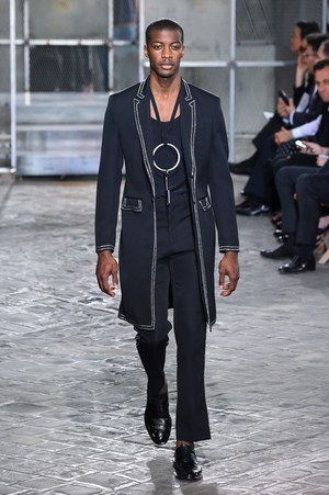 ジバンシィ バイ リカルド ティッシ 2016年春夏メンズコレクション - 縦縞なストリート・モード｜写真115