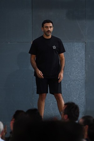 ジバンシィ バイ リカルド ティッシ 2016年春夏メンズコレクション - 縦縞なストリート・モード｜写真119