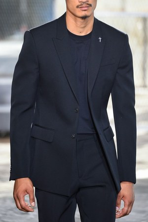 ジバンシィ バイ リカルド ティッシ 2016年春夏メンズコレクション - 縦縞なストリート・モード｜写真15