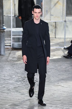 ジバンシィ バイ リカルド ティッシ 2016年春夏メンズコレクション - 縦縞なストリート・モード｜写真23