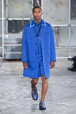 ジバンシィ バイ リカルド ティッシ 2016年春夏メンズコレクション - 縦縞なストリート・モード｜写真34