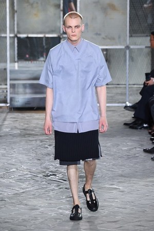 ジバンシィ バイ リカルド ティッシ 2016年春夏メンズコレクション - 縦縞なストリート・モード｜写真42