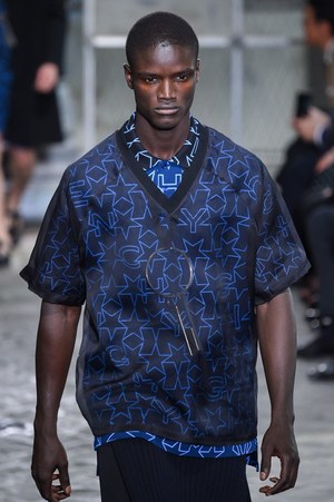 ジバンシィ バイ リカルド ティッシ 2016年春夏メンズコレクション - 縦縞なストリート・モード｜写真47