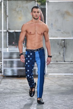 ジバンシィ バイ リカルド ティッシ 2016年春夏メンズコレクション - 縦縞なストリート・モード｜写真55