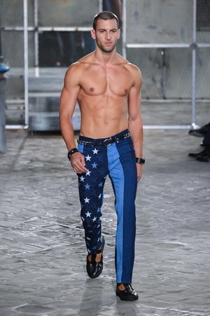 ジバンシィ バイ リカルド ティッシ 2016年春夏メンズコレクション - 縦縞なストリート・モード｜写真60