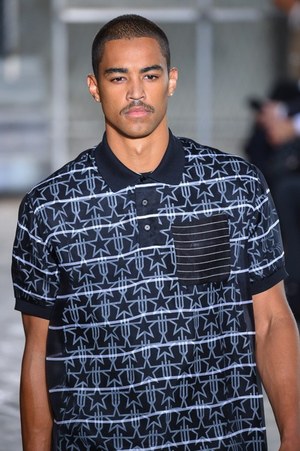 ジバンシィ バイ リカルド ティッシ 2016年春夏メンズコレクション - 縦縞なストリート・モード｜写真76