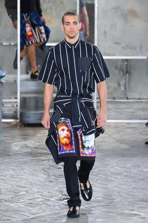 ジバンシィ バイ リカルド ティッシ 2016年春夏メンズコレクション - 縦縞なストリート・モード｜写真81