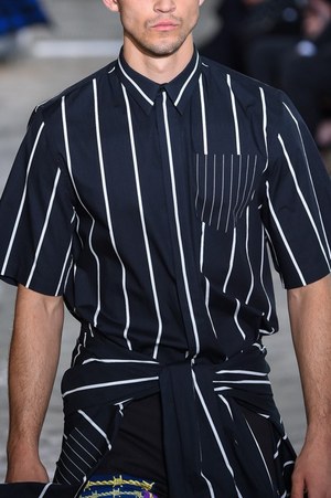 ジバンシィ バイ リカルド ティッシ 2016年春夏メンズコレクション - 縦縞なストリート・モード｜写真83