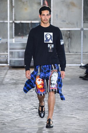 ジバンシィ バイ リカルド ティッシ 2016年春夏メンズコレクション - 縦縞なストリート・モード｜写真84