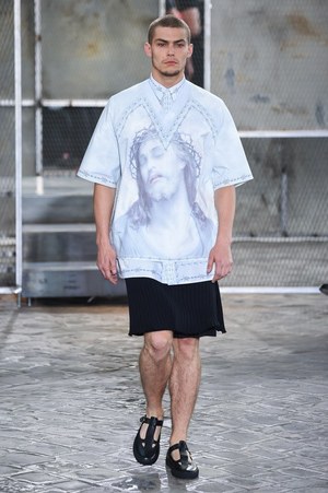 ジバンシィ バイ リカルド ティッシ 2016年春夏メンズコレクション - 縦縞なストリート・モード｜写真92