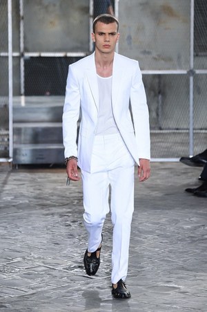 ジバンシィ バイ リカルド ティッシ 2016年春夏メンズコレクション - 縦縞なストリート・モード｜写真96