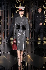 マーク・ジェイコブスが誘い込む、濃密でシークレットな世界　ルイヴィトン(LOUIS VUITTON)、2011-2012年秋冬コレクション｜写真6