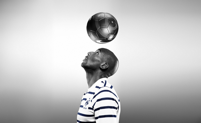 カール・ラガーフェルド撮影によるサッカーフランス代表アウェイユニフォーム｜写真1