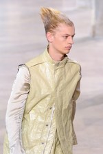 リック・オウエンス 2016年春夏メンズコレクション - リックが考える男らしさの定義｜写真25