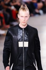 リック・オウエンス 2016年春夏メンズコレクション - リックが考える男らしさの定義｜写真52