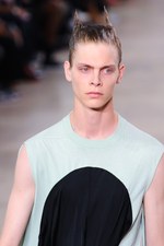 リック・オウエンス 2016年春夏メンズコレクション - リックが考える男らしさの定義｜写真56