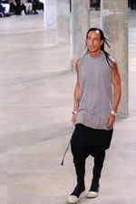 リック・オウエンス 2016年春夏メンズコレクション - リックが考える男らしさの定義｜写真87