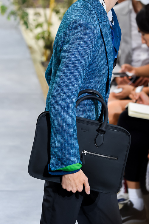 わ*や様 ベルルッティ BERLUTI ボディバッグ 青 ベルルッティのクロスボディバッグは、日差しで浮かぶスクリット