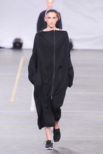 Y-3 2016年春夏コレクション - 3本線への回帰と進化｜写真3