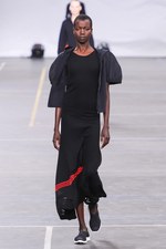 Y-3 2016年春夏コレクション - 3本線への回帰と進化｜写真32