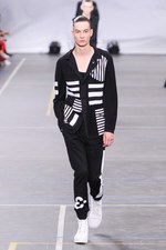 Y-3 2016年春夏コレクション - 3本線への回帰と進化｜写真44