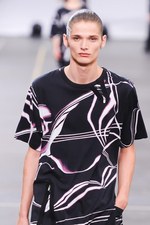 Y-3 2016年春夏コレクション - 3本線への回帰と進化｜写真94