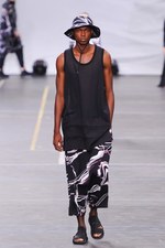 Y-3 2016年春夏コレクション - 3本線への回帰と進化｜写真99