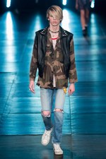 サンローラン 2016年春夏メンズコレクション - 西海岸グランジロックの歴史｜写真61