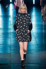 サンローラン 2016年春夏メンズコレクション - 西海岸グランジロックの歴史｜写真79