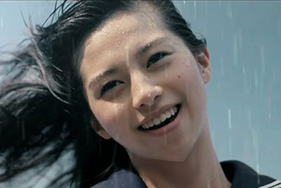 セーラー｜モデル・中条あやみ「ポカリスエット」新CMに再登場 - 水しぶきを浴びながら力強く歌う