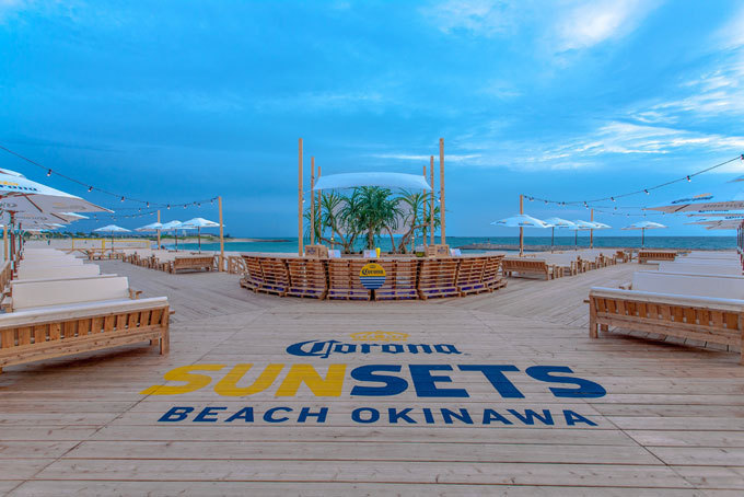 コロナを片手にビーチで夕陽を - ルーフトップと砂浜、2つのバーが沖縄にオープン、原宿にも出現｜写真7