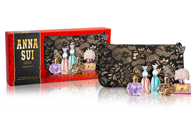 アナ スイ、5つのミニチュア香水がセットになったポーチコレクションを限定発売 | 写真