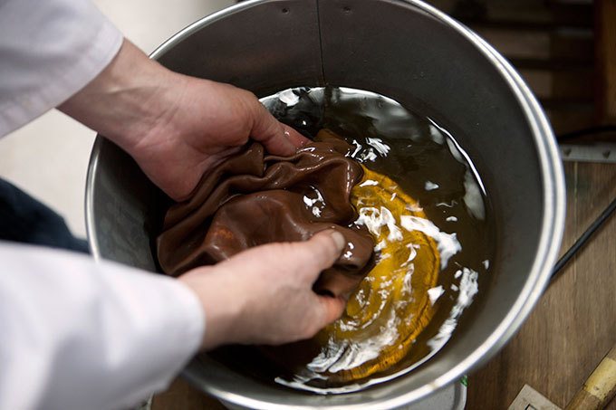 ロエベ、陶芸の手法を採用した「レザーボウルズ」を世界で150点限定発売 - 日本では旗艦店1周年記念に | 写真