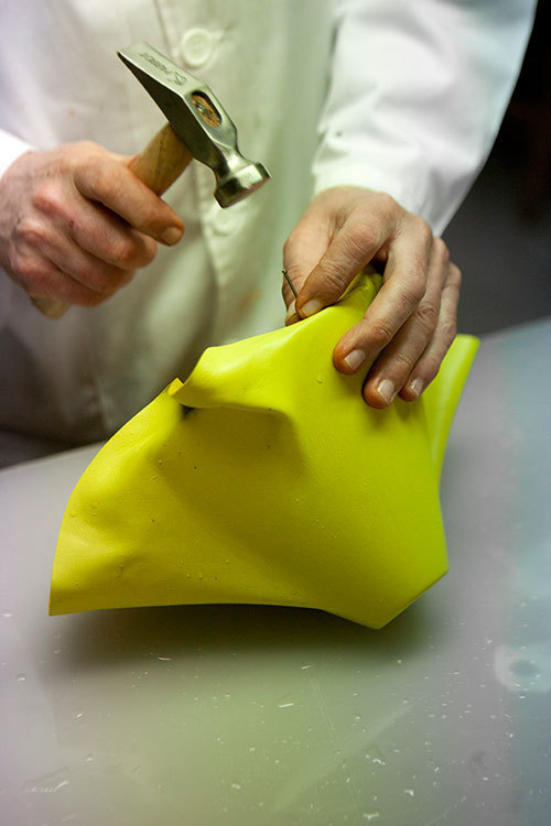 ロエベ、陶芸の手法を採用した「レザーボウルズ」を世界で150点限定発売 - 日本では旗艦店1周年記念に | 写真