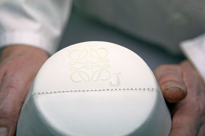 ロエベ、陶芸の手法を採用した「レザーボウルズ」を世界で150点限定発売 - 日本では旗艦店1周年記念に | 写真