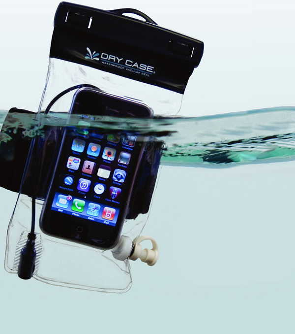 iPhoneやiPadを水深30メートルまでタップできる防水ケースと防水イヤホン発売｜写真1