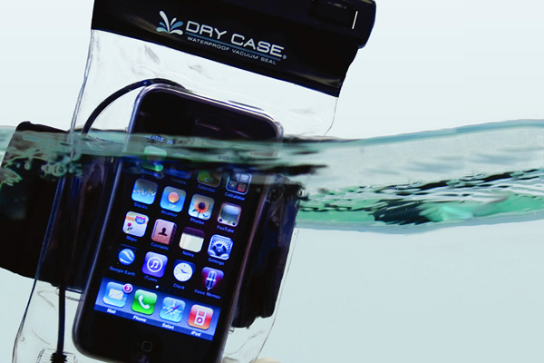iPhoneやiPadを水深30メートルまでタップできる防水ケースと防水イヤホン発売 | 写真