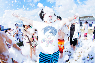 「泡パーク」中野駅北口に登場 - 子供も大人も楽しめる野外泡パーティー