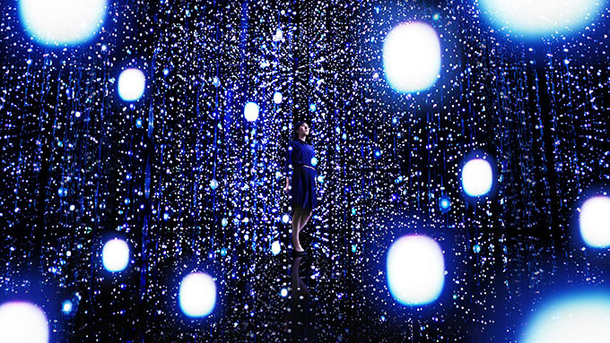 チームラボの個展が銀座で - 新作「クリスタルユニバース」は“宇宙の中を歩く”インタラクティブな作品 | 写真