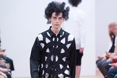 2016年春夏パリコレクション｜コム デ ギャルソン・シャツ 2016年春夏コレクション - 穴から生まれる新たな表情