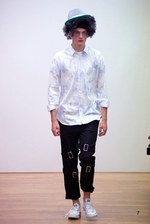 コム デ ギャルソン・シャツ 2016年春夏コレクション - 穴から生まれる新たな表情｜写真25