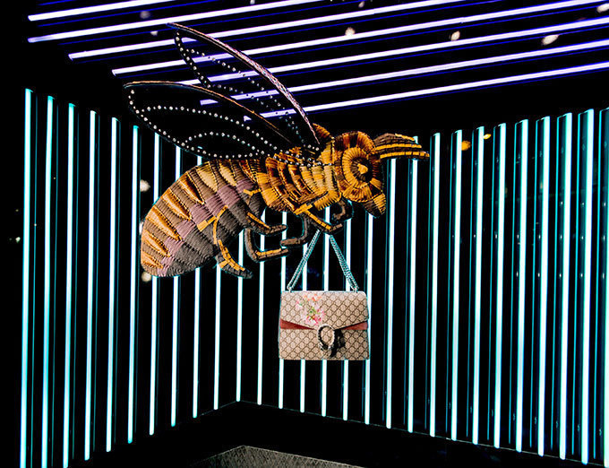 グッチ、新作バッグを持った“大きな蜂”がショーウィンドウに！2015年秋冬コレクション展開中 | 写真