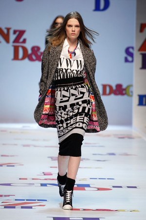 アルファベットがポップに踊る D&G(ディー＆ジー) 2011-12年秋冬コレクション｜写真1